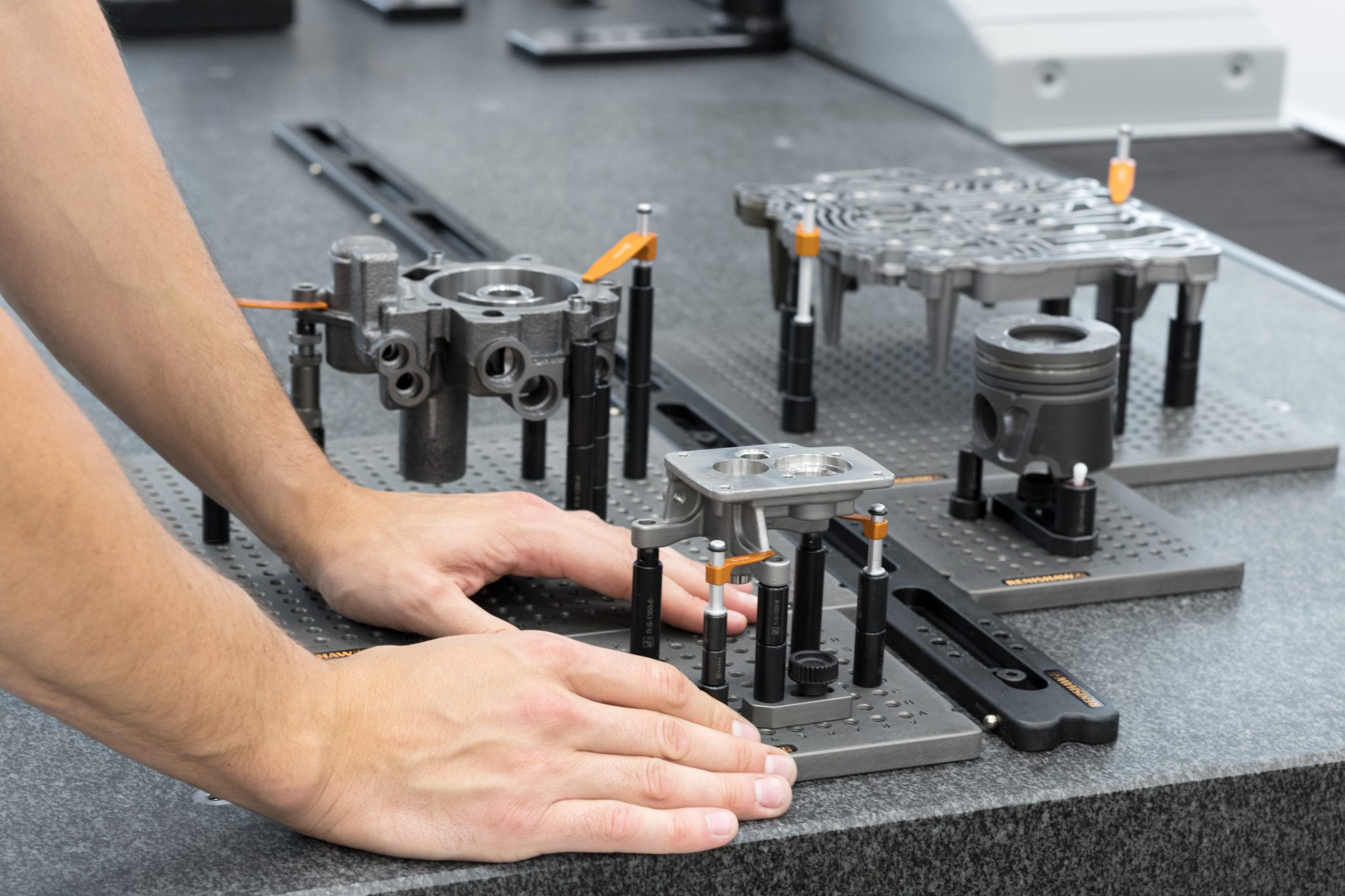 Renishaw QuickLoad 레일과 플레이트를 이용한 반복 측정용 Fixture 구성